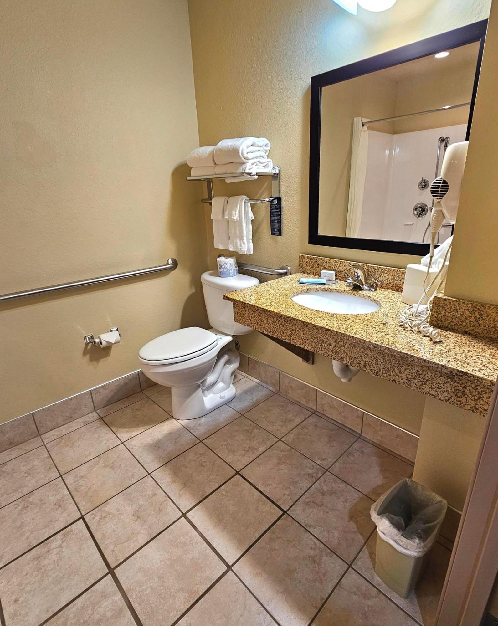 Cobblestone Inn & Suites - Clintonville Экстерьер фото