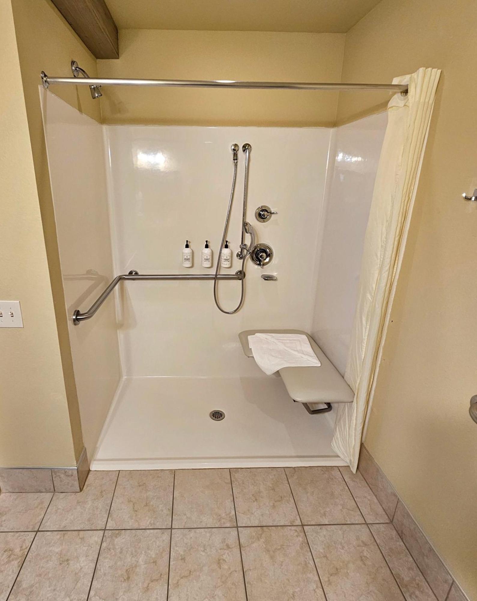 Cobblestone Inn & Suites - Clintonville Экстерьер фото