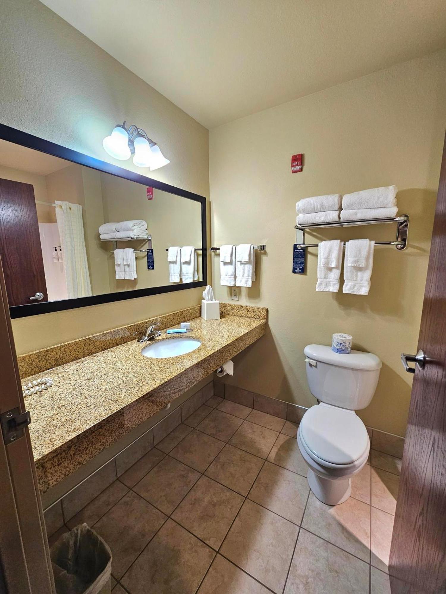 Cobblestone Inn & Suites - Clintonville Экстерьер фото